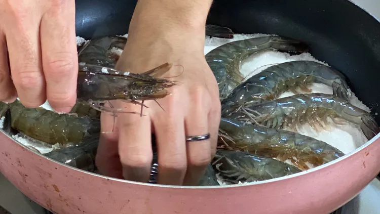 冷凍蝦類要避免過度解凍及泡水。孫英哲攝