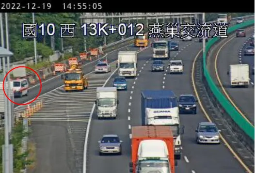 救護車(紅圈處)趕抵現場。翻攝自高速公路1968