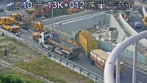 国道10号车祸飘酒香!燕巢段3车追撞1人伤 米酒全洒了