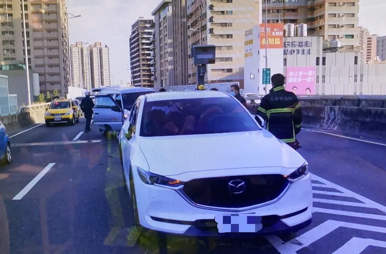 李姓男子的馬自達休旅車遭杜姓女子駕駛的廂型車撞到車尾。讀者提供