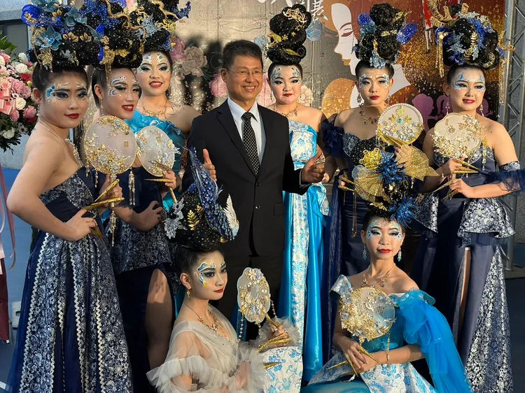 能仁家商校長洪志旻(中間者)勉勵學生們勇於追夢，注重過程的積累才能得到真成功。校方提供