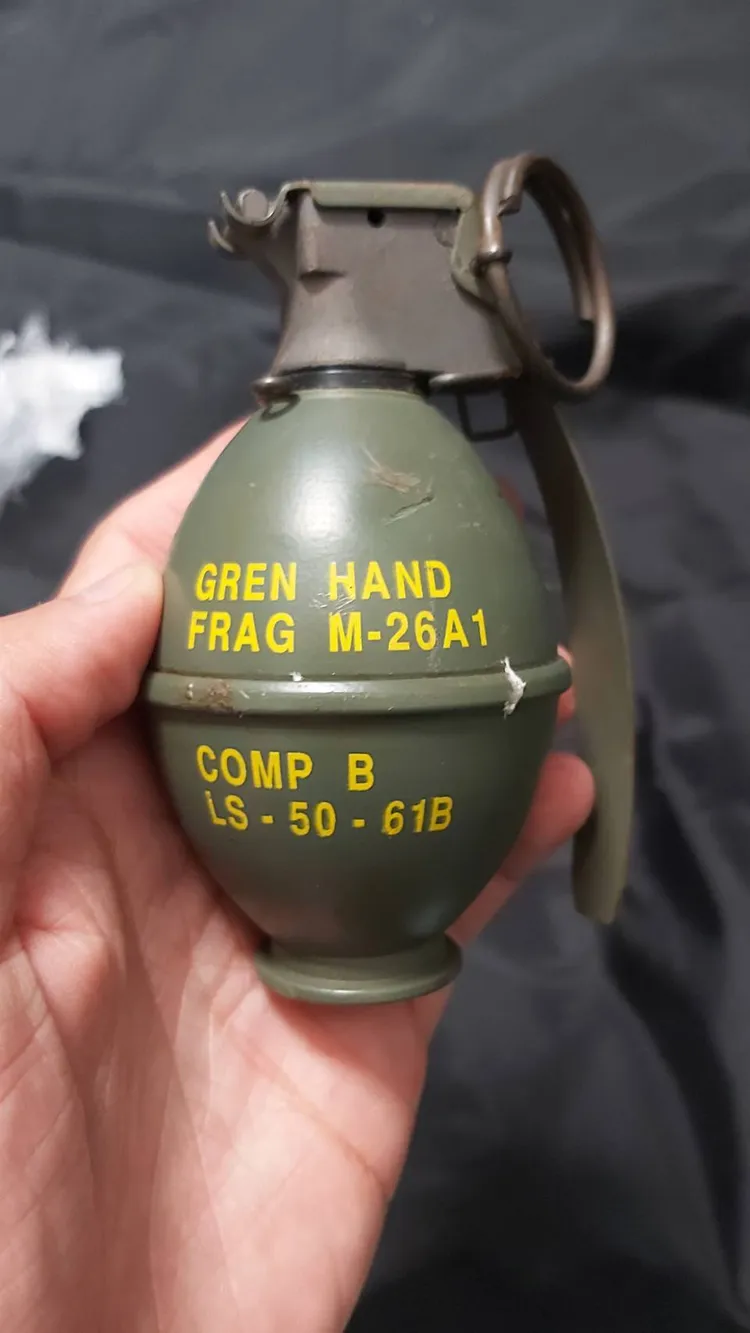 軍方判定該手榴彈非屬實彈，內無火藥，為仿真假彈。軍方提供