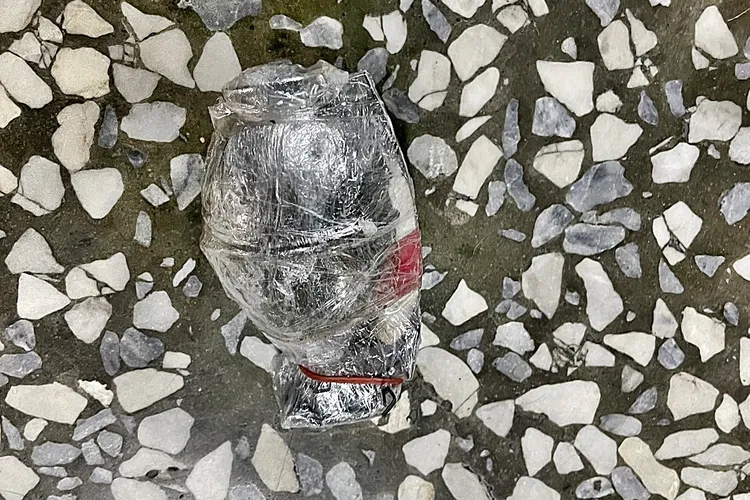 警方在現場發現一顆手榴彈。讀者提供