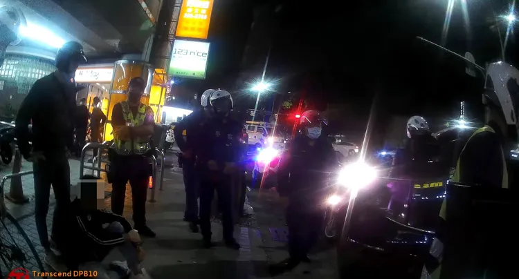 警方將陳姓駕駛及周姓乘客帶回派出所。讀者提供