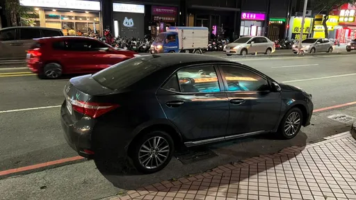 「神車」伸出人腿亂甩喊救命!驚動警網攔截 2男下車被帶走