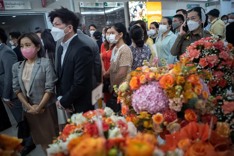 民眾獻花為公主祈福。路透社