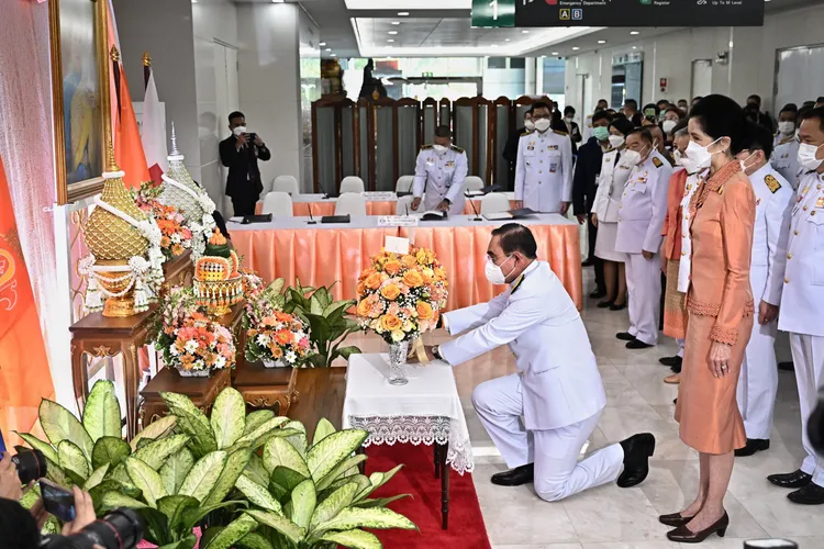 總理帕拉育到醫院祝公主早日康復。法新社