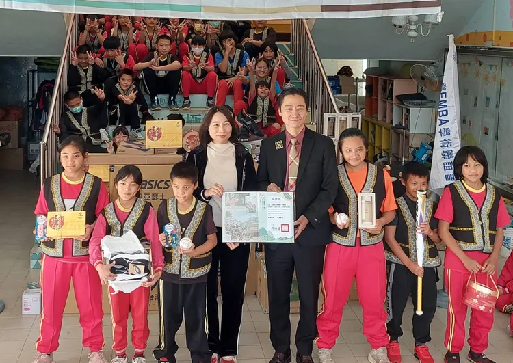 台中逢甲大學ENBA學聯會贈送南投法治國小球鞋與球具。  王覺一攝