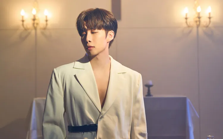 李東軒在MV裡穿西裝，裡頭空空如也。邦寧影視傳播提供