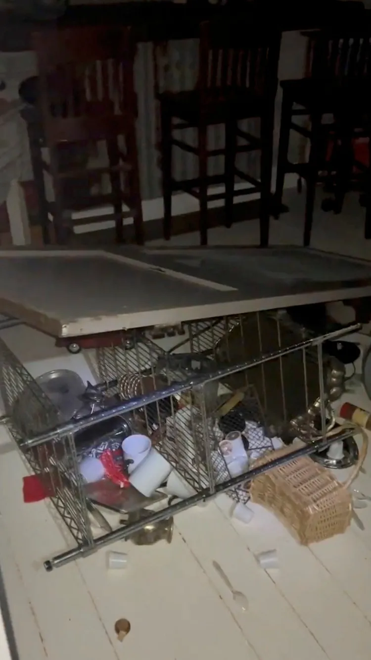 芬岱爾鎮一處民宅櫥架倒地，杯盤破裂。路透社