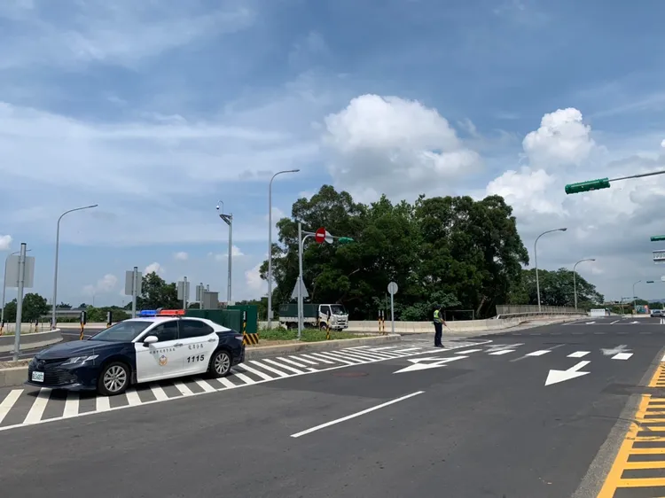 龍潭分局呼籲，多一點禮讓、行車更順暢，勿於遊樂區周邊任意違規停車妨礙交通。警方提供