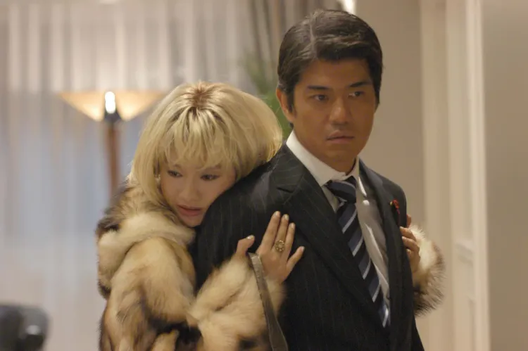 唐澤壽明(右)和篠原涼子演出《有頂天大飯店》。傳影互動