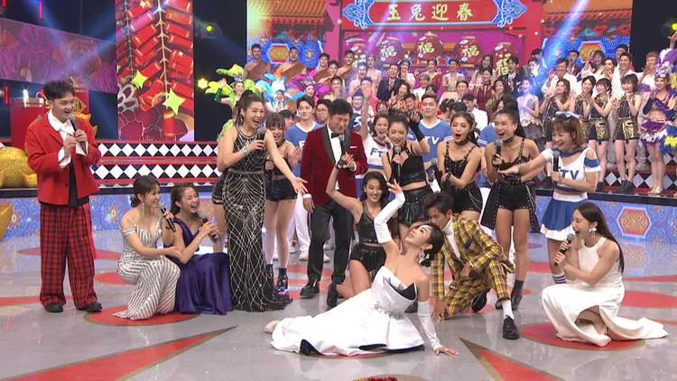 胡瓜嗆聲陳美鳳敢不敢一系列「屁股蛋地板動作」，做同樣動作馬上給10萬獎金。民視提供