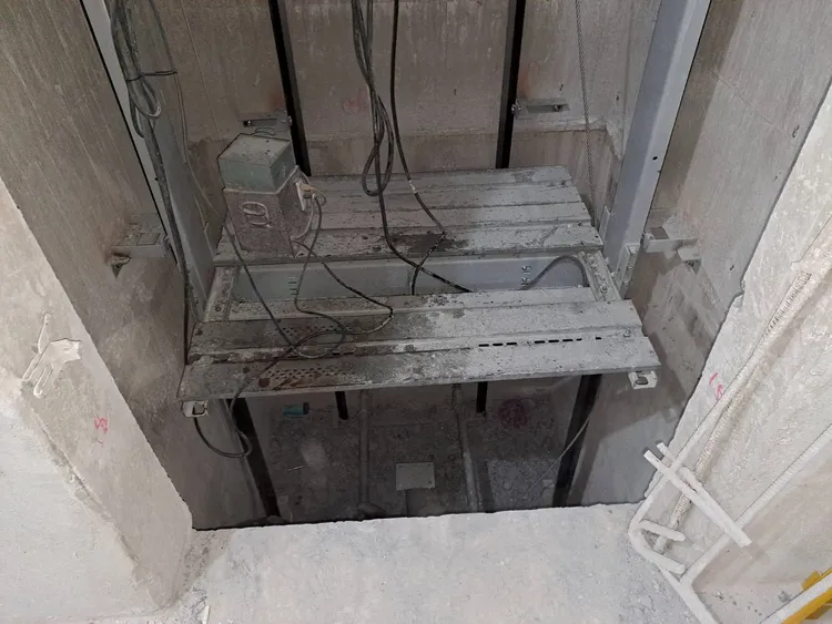 建築工人墜落電梯井直下地下2層，救出時已無呼吸心跳。民眾提供