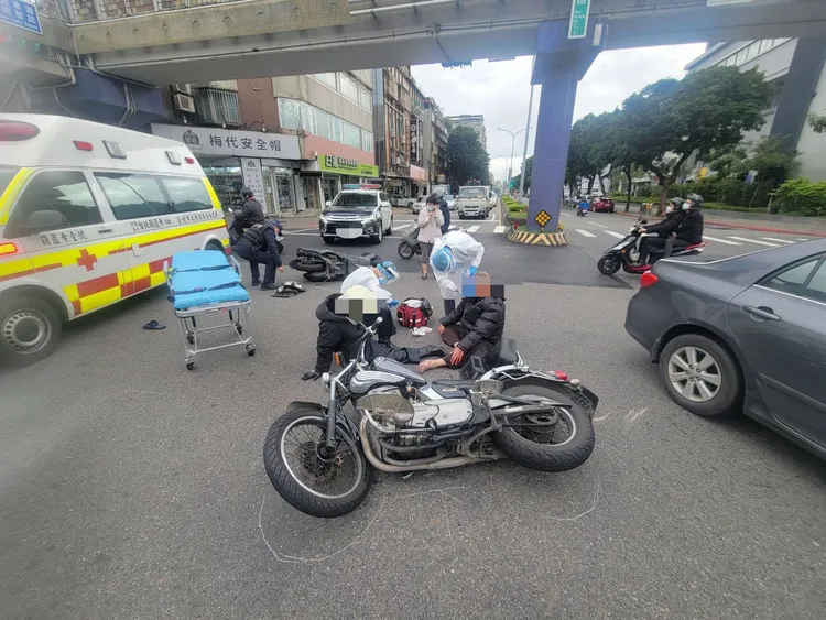 事故發生後，2名騎士受傷送醫。翻攝畫面