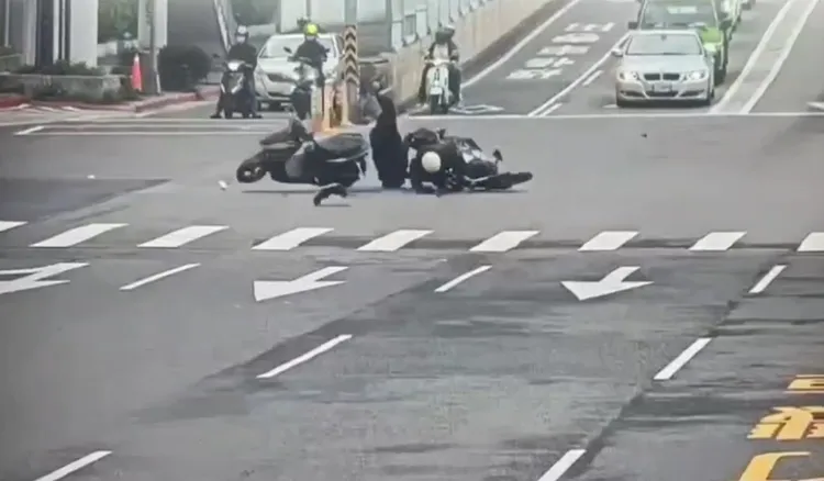 曾姓騎士貪快闖紅燈，直接撞上左轉的機車騎士。翻攝畫面