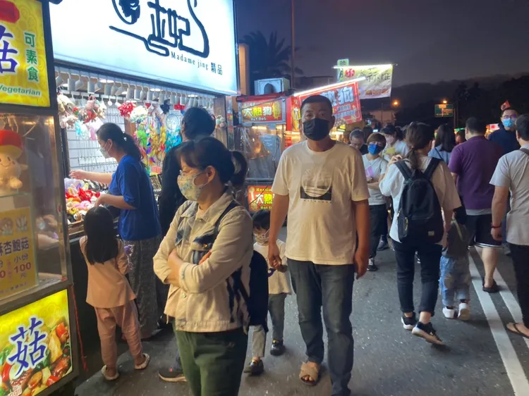 逛大街民眾戶外多數仍戴著口罩。陳宏銘攝