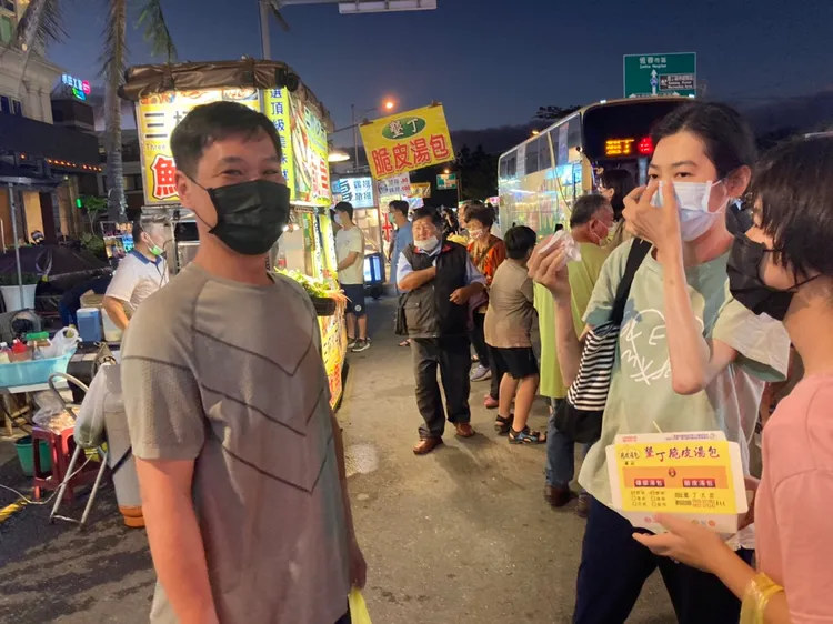 台南葉姓民眾表示戴口罩戴習慣了。陳宏銘攝