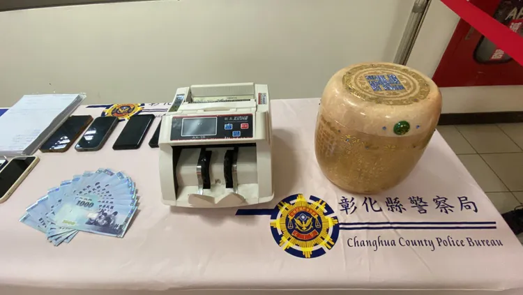 警方起獲骨灰罈等贓證物。孫英哲攝