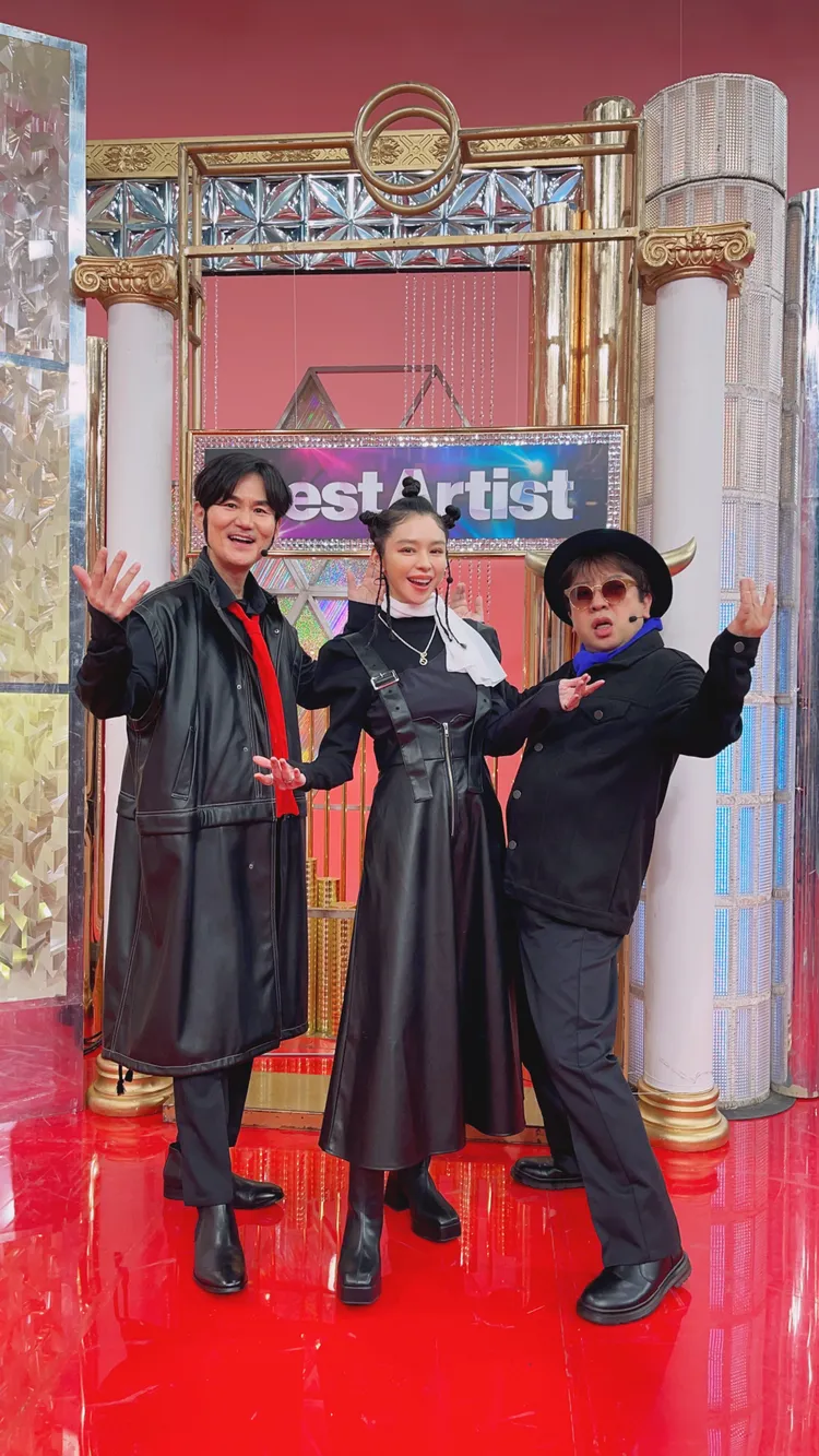 徐若瑄（中）赴日和南南見狂也、天山重組「黑色餅乾」。日本電視台提供