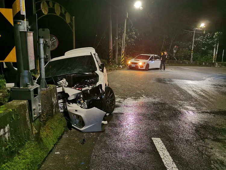 轎車車頭全毀。陸運鋒攝