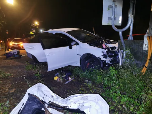 載女夜遊烏來過彎撞護欄 車撞爛駕駛受困釀2傷