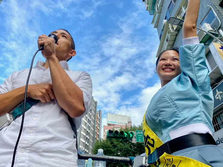 吳怡農近期照片都可以發現手上戒指。翻攝自吳怡農臉書