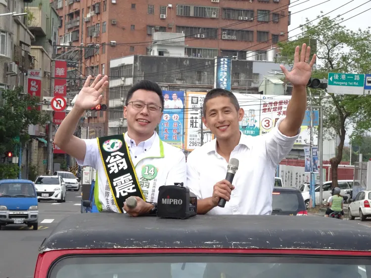 吳怡農左手無名指的戒指相當明顯。翻攝自吳怡農臉書