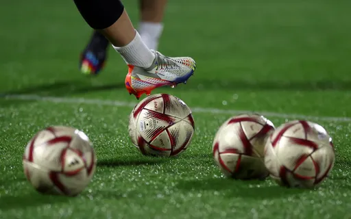 台版梅西4ni？莽男回不了家「用足球射門」　鄰居3部車遭殃