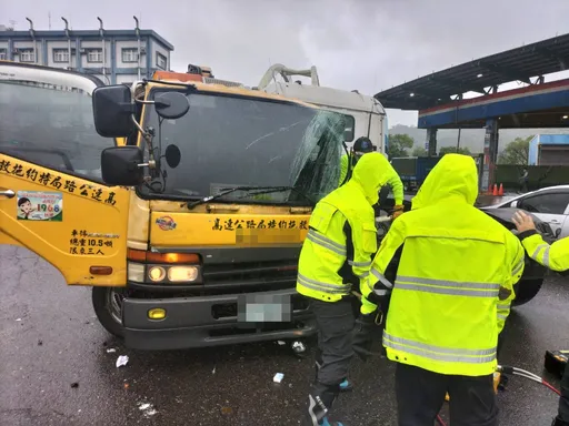 基隆七堵拖吊車擦撞曳引車 1駕駛雙腳卡住一度受困