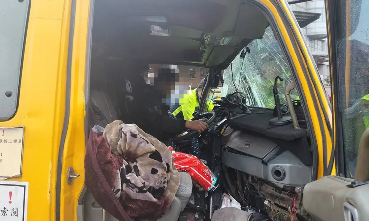 拖吊車駕駛一度受困駕駛艙內。翻攝畫面