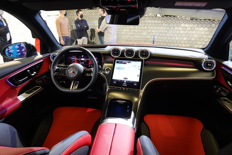 內裝焦點絕對是中央直立式 11.9 吋高解析度觸控螢幕。吳凌祺攝