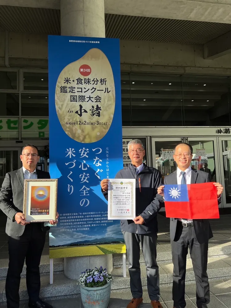 林凡閔（中）與簡碩宏(左)出席頒獎典禮，開心與獎狀合影。業者提供