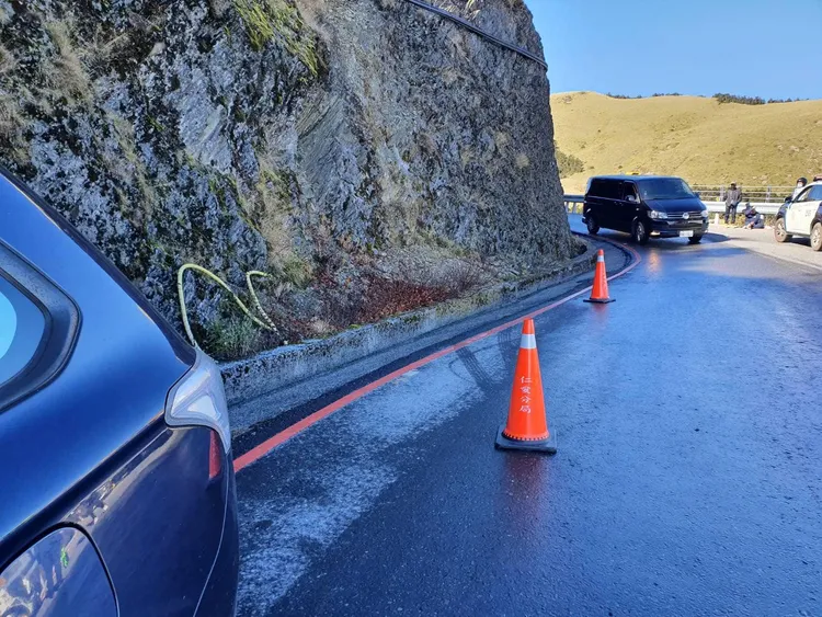 網友將結霜畫面上傳臉書，提醒行經的網友多加注意。翻攝《中橫路況交通資訊站》