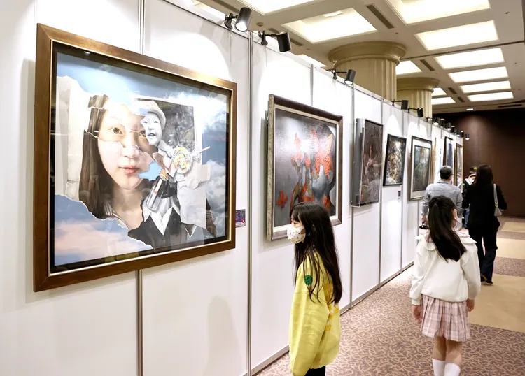 現場陳列得獎作品，大小畫家相互觀摩! (圖/國泰金控提供)