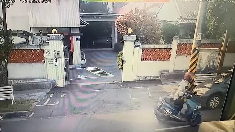 吳男準備駛入車道時，未注意左車來車。民眾提供