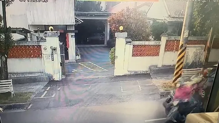 駛來的婦人騎士因為閃避不及，直接與吳男機車對撞。民眾提供