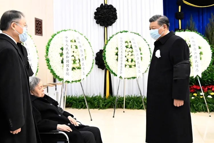 江澤民遺體5日在北京八寶山火葬場火化之前，習近平（右）到場向江澤民遺孀王冶坪（左二）等家屬致哀。美聯社