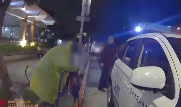 余男遭警方帶回送辦。翻攝畫面