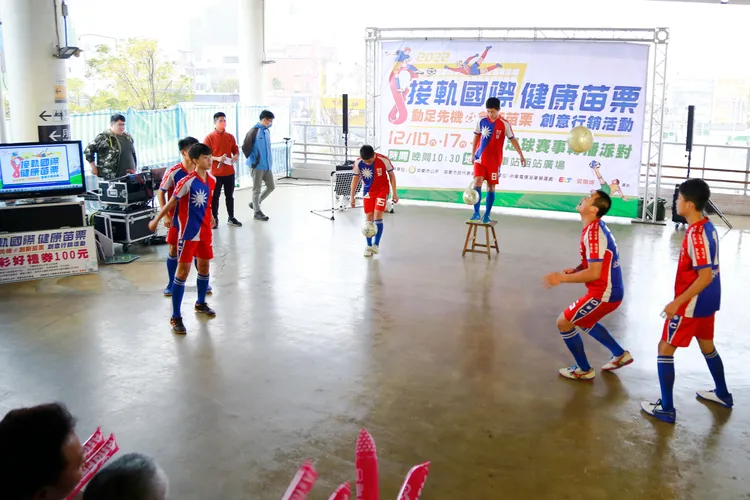 今年獲得2022全國協會盃足球錦標賽冠軍的頭份市文英國中足球隊，現場展現純熟的足球技巧。苗栗市公所提供
