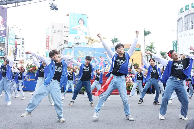 東吳高職百人演出。嘉義市府提供