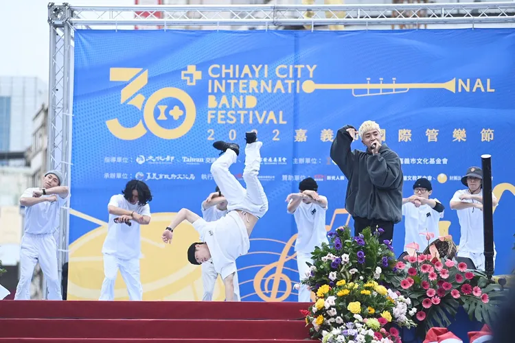 饒舌新秀Ace與築夢者舞者合作演出。嘉義市府提供