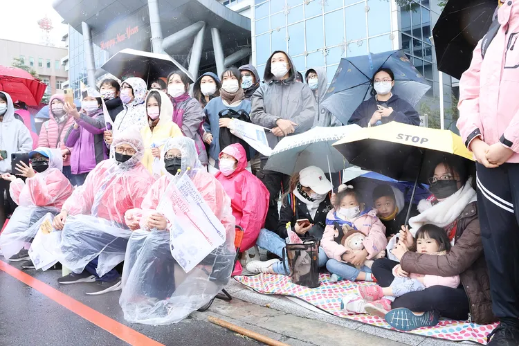 民眾冒雨欣賞表演。嘉義市府提供