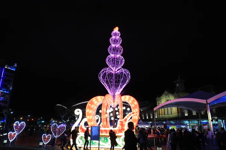 台中耶誕嘉年華會在台中火車站前廣場架設台中好甜聖誕樹迎客 , 周邊並有計程車招呼站提供搭乘。資料照片