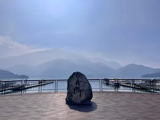 日月潭道路變私人停車場! 「三角錐佔位一席200元」警籲:蒐證檢舉