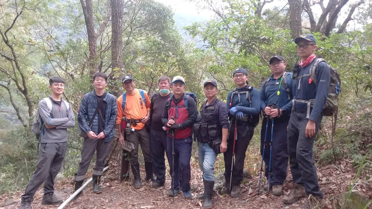 鄭男向搜救人員致謝並合影。李陳信得攝