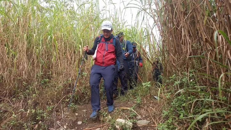 在下午3時許順利回到登山口。李陳信得攝