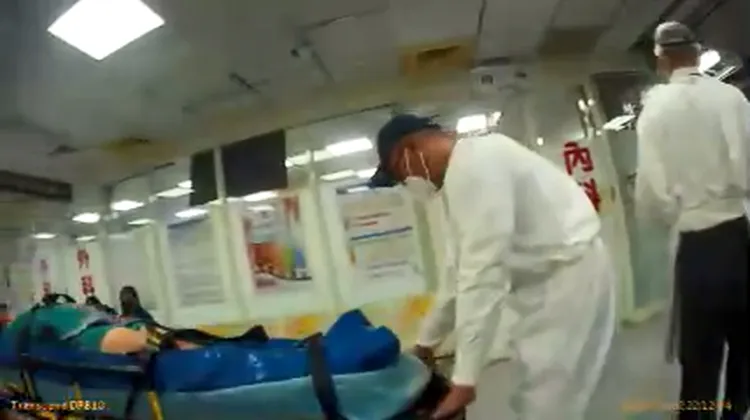 醫護人員為預防女子自傷或傷人，另行保護措施，將她五花大綁送醫。警方提供