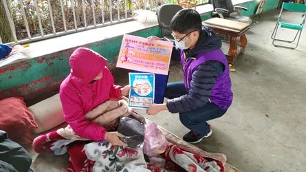 公所人員訪視街友並提供物資及防寒543文宣。新北市政府提供