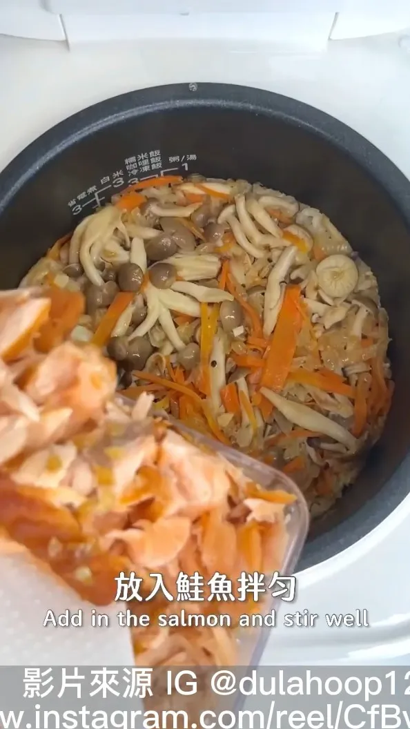 好吃好料理，味噌檸檬鮭魚炊飯， 電鍋簡易上手。IG @dulahoop12  提供